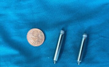 Pacemaker bicamerale senza fili accanto a moneta per dimensione a Desenzano.