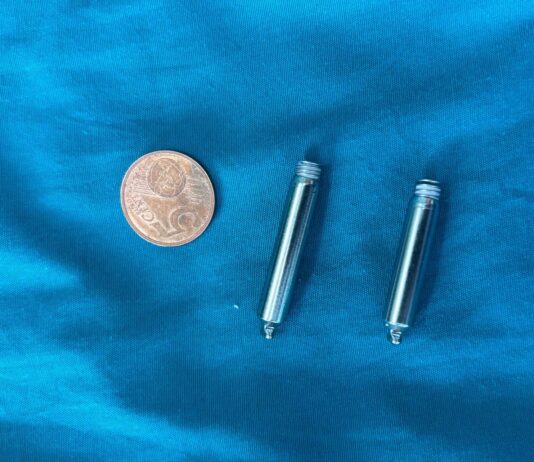 Desenzano, primo impianto in Italia di pacemaker bicamerale senza fili all’ASST Garda Pacemaker bicamerale senza fili accanto a moneta per dimensione a Desenzano.