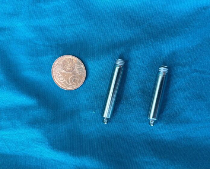 Pacemaker bicamerale senza fili accanto a moneta per dimensione a Desenzano.