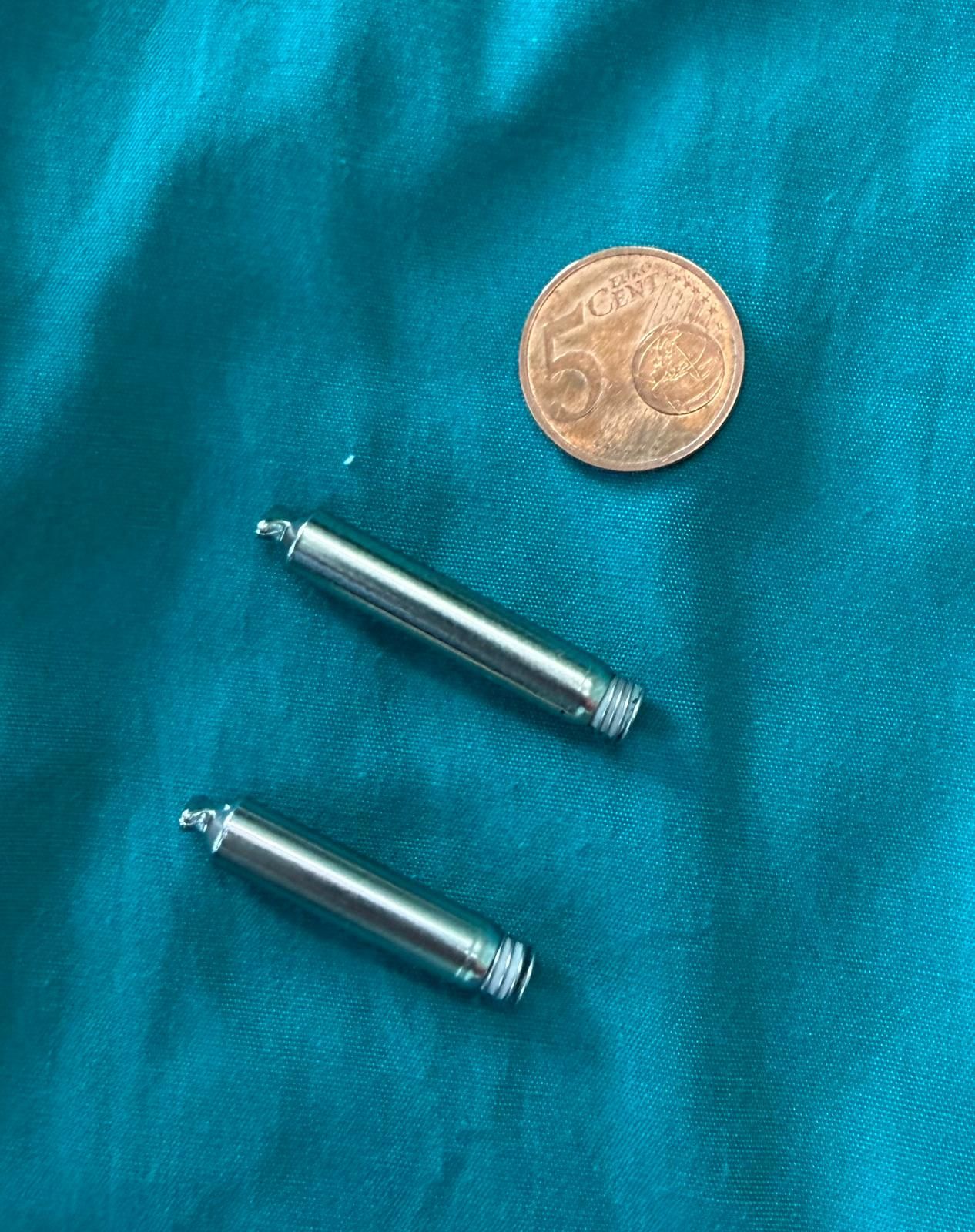 Pacemaker bicamerale senza fili a confronto con una moneta da 5 centesimi a Desenzano.