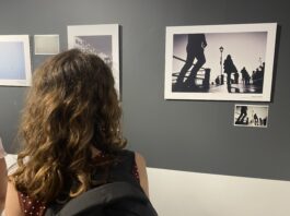 WOUND | FERITA, a Sirmione la mostra fotografica del Premio 2025 Una visitatrice osserva le fotografie esposte nella mostra WOUND | FERITA