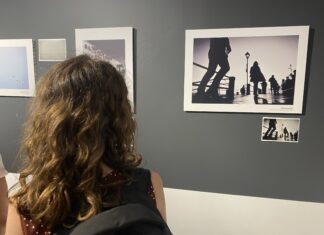 WOUND | FERITA, a Sirmione la mostra fotografica del Premio 2025 Una visitatrice osserva le fotografie esposte nella mostra WOUND | FERITA