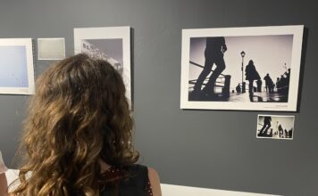 WOUND | FERITA, a Sirmione la mostra fotografica del Premio 2025 Una visitatrice osserva le fotografie esposte nella mostra WOUND | FERITA