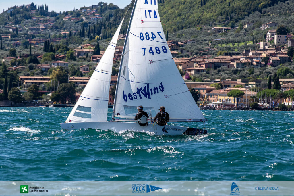 Una barca in regata alla Centomiglia del Garda