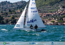 Una barca in regata alla Centomiglia del Garda