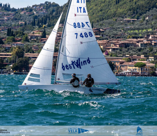 Una barca in regata alla Centomiglia del Garda