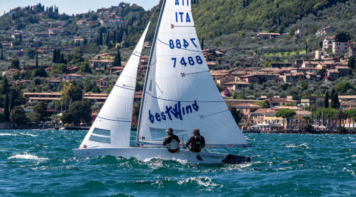 Una barca in regata alla Centomiglia del Garda