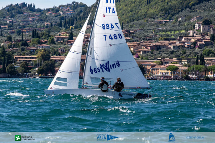 Una barca in regata alla Centomiglia del Garda