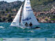 Una barca in regata alla Centomiglia del Garda