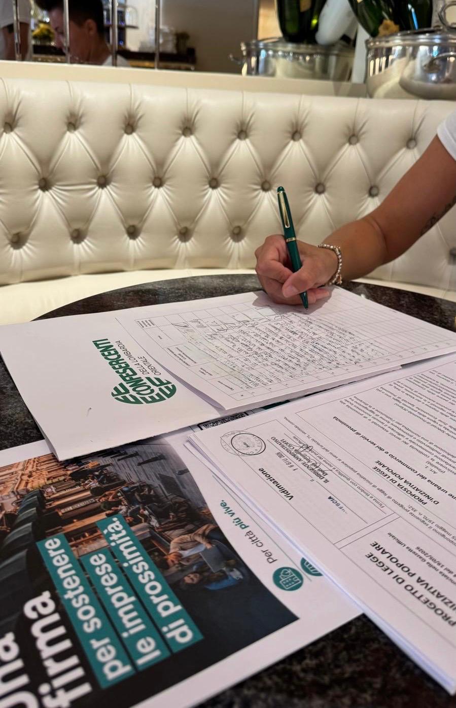 Un commerciante sottoscrive la proposta di legge promossa da Confesercenti