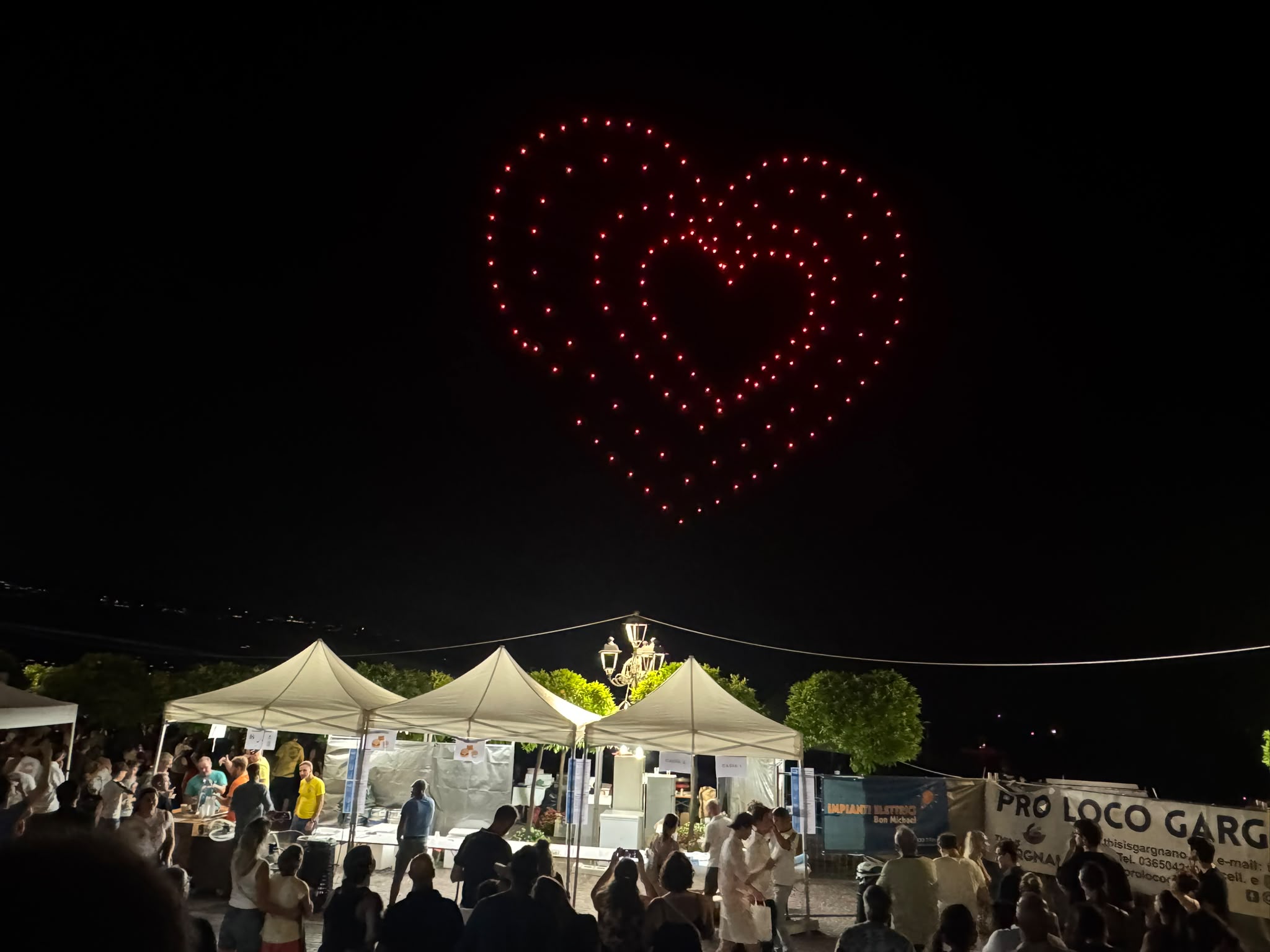 Una formazione a cuore realizzata dai droni durante lo spettacolo a Gargnano