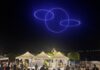 Il pubblico assiste al Drone Light Show sul lungolago di Gargnano