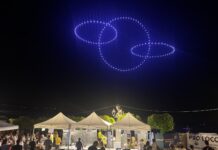 Il pubblico assiste al Drone Light Show sul lungolago di Gargnano