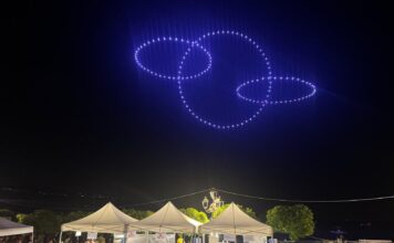 Grande successo a Gargnano per il Drone Light Show Il pubblico assiste al Drone Light Show sul lungolago di Gargnano