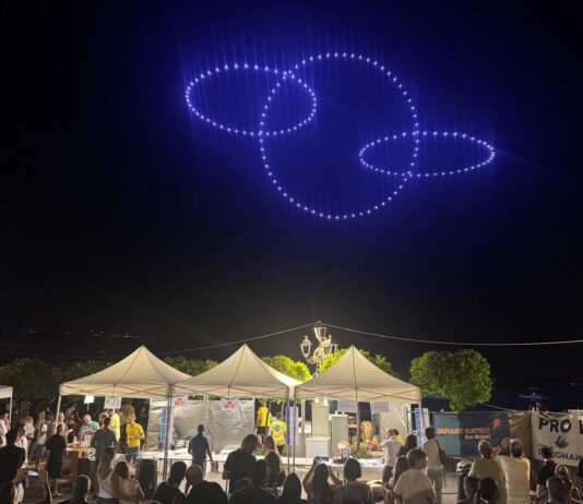 Il pubblico assiste al Drone Light Show sul lungolago di Gargnano