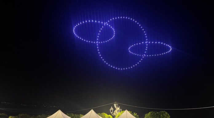 Il pubblico assiste al Drone Light Show sul lungolago di Gargnano