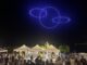 Il pubblico assiste al Drone Light Show sul lungolago di Gargnano