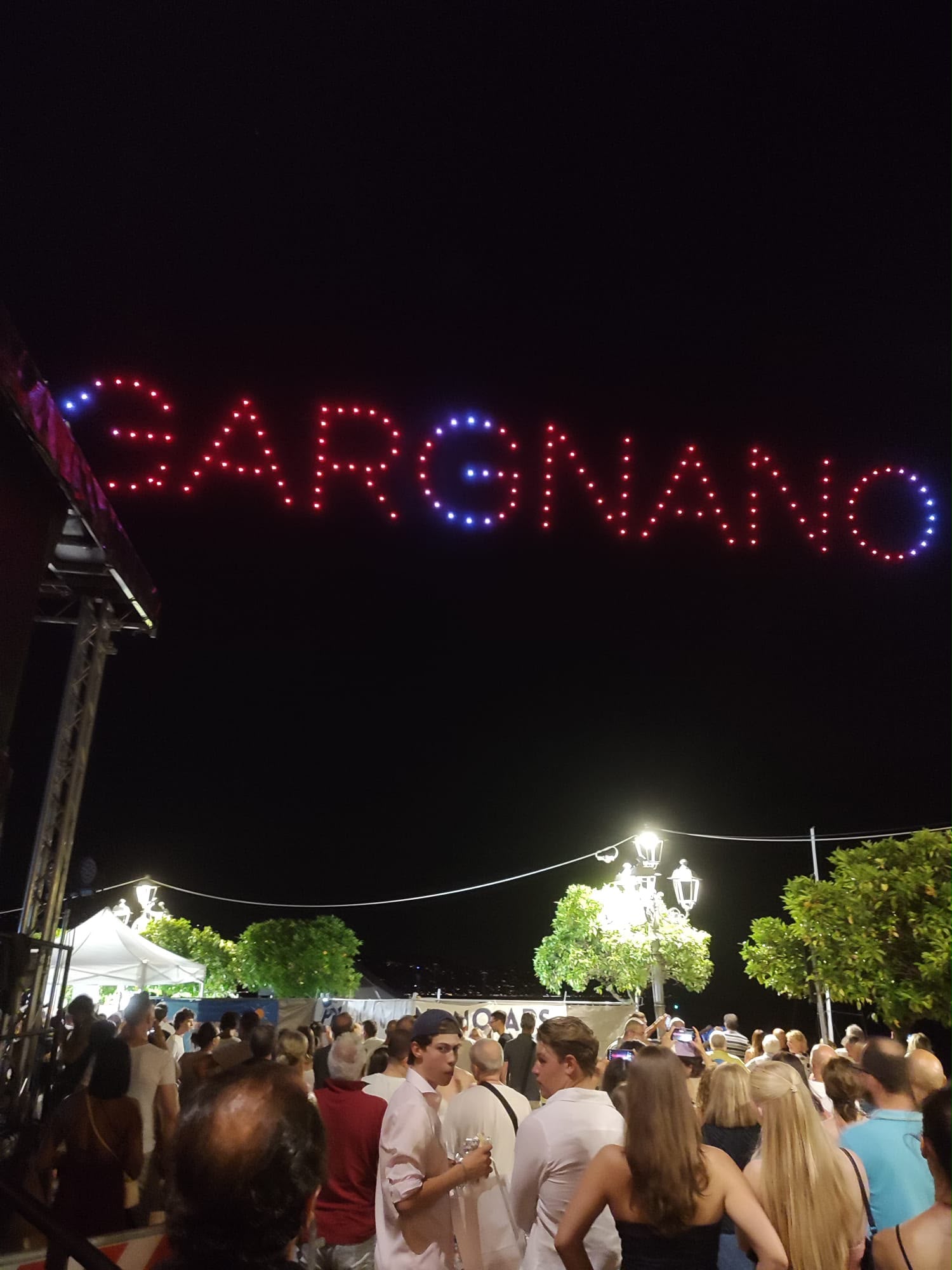 La scritta GARGNANO composta dai droni nel cielo