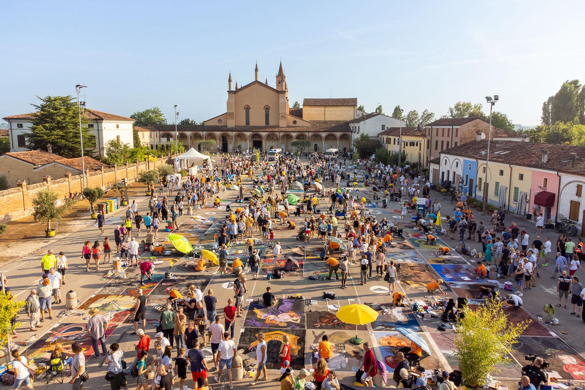 Fiera delle Grazie 2026, quattro giorni e due notti per i Madonnari 4 Il sagrato del Santuario durante l’Incontro dei Madonnari