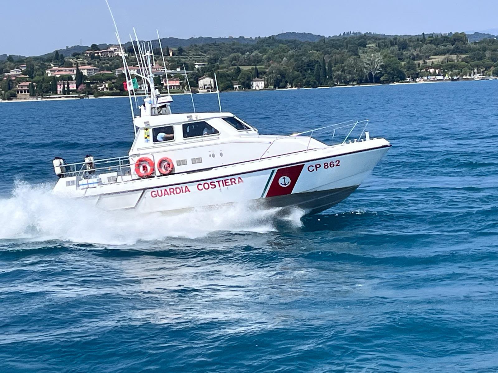 Associazione 6 Luglio, tre appuntamenti tra Salò, Garda e Bracciano 2 Imbarcazione della Guardia Costiera sul lago di Garda