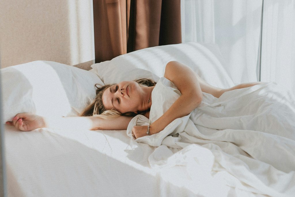 Dal tramonto all’alba: quanta energia usa una casa mentre dormiamo?