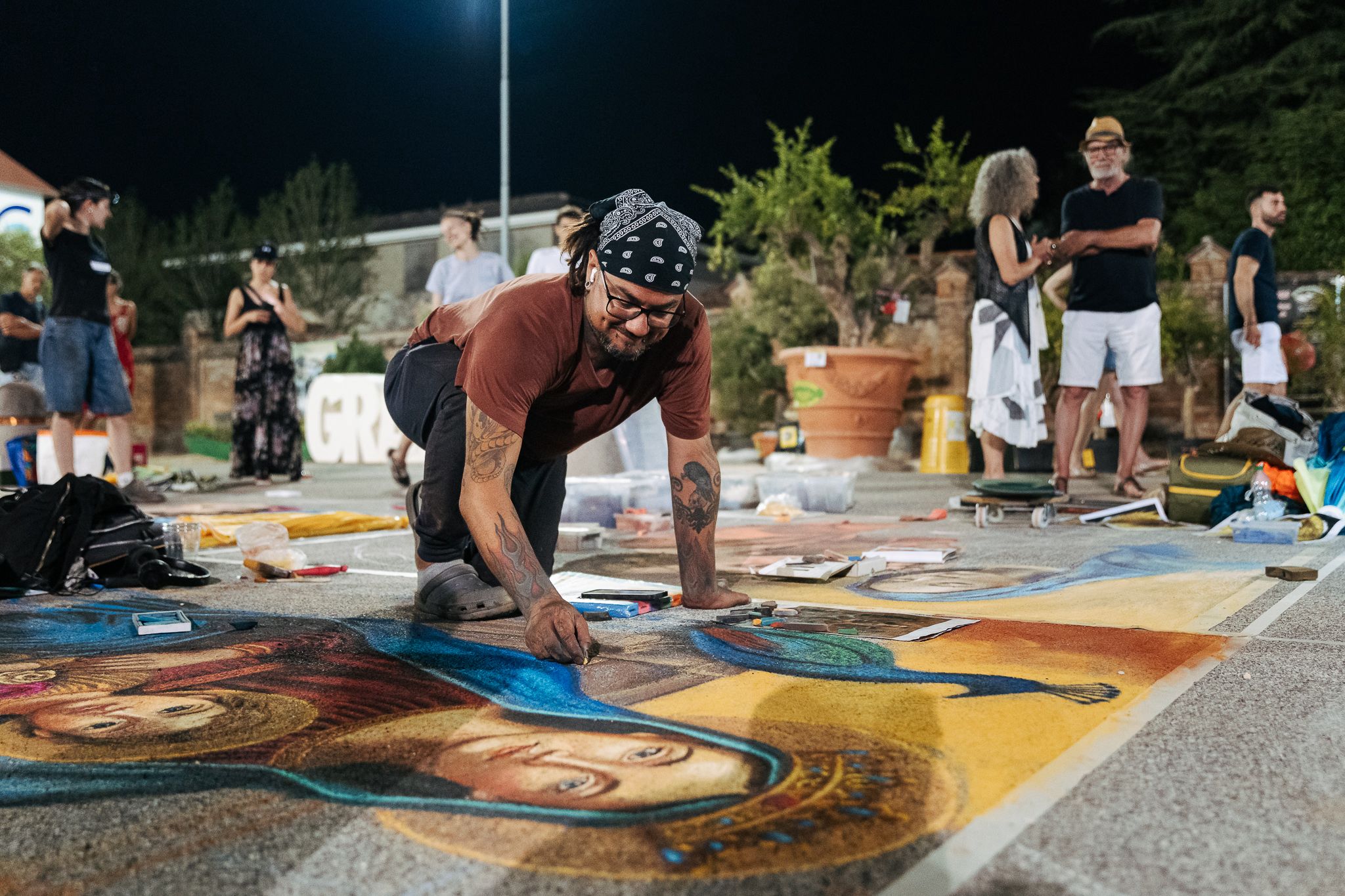Fiera delle Grazie 2026, quattro giorni e due notti per i Madonnari 2 Un madonnaro durante la realizzazione dell’opera