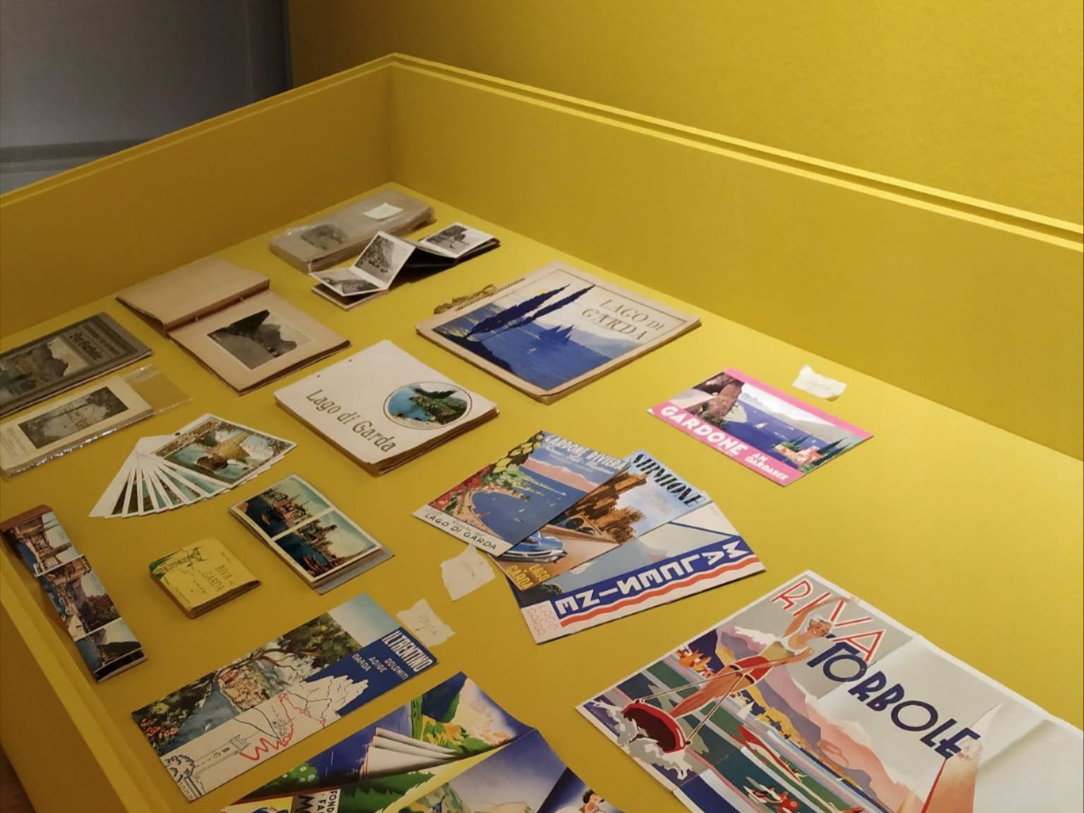 Materiali grafici della mostra Visitate il Garda al MAG