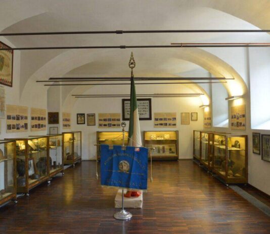 Sala espositiva del Museo del Nastro Azzurro al MuSa di Salò