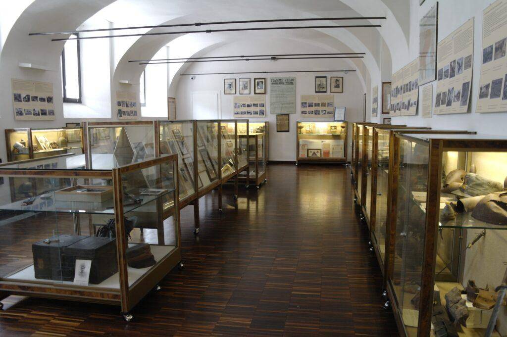 A Salò il Museo del Nastro Azzurro racconta due secoli di storia locale 1 Teche e cimeli del Museo del Nastro Azzurro al MuSa di Salò