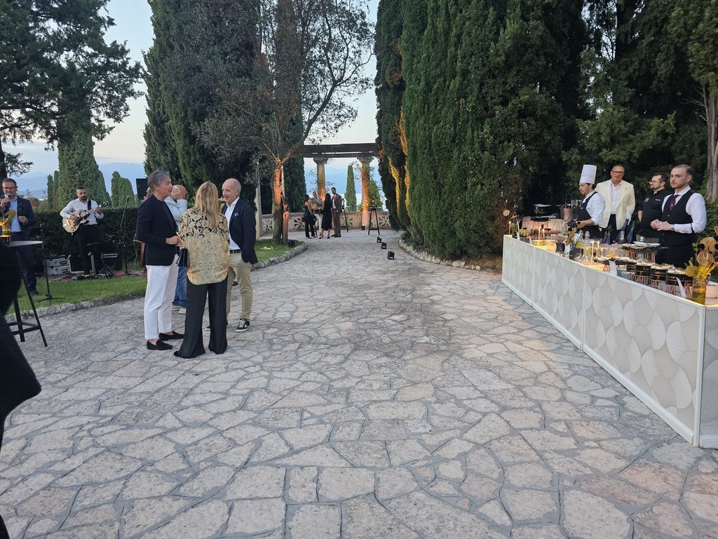 A Villa Cortine di Sirmione lo chef Mattia Bartoli diventa Calvisius Ambassador 1 WhatsApp Image 2026 09 24 at 16.54.11
