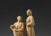 La scultura in terracotta di Zeqir Alizoti dedicata a Ugo Da Como e Maria Glisenti