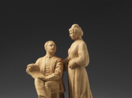 Lonato del Garda, una scultura di Zeqir Alizoti per l’anniversario di Ugo Da Como e Maria Glisenti La scultura in terracotta di Zeqir Alizoti dedicata a Ugo Da Como e Maria Glisenti
