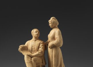 Lonato del Garda, una scultura di Zeqir Alizoti per l’anniversario di Ugo Da Como e Maria Glisenti La scultura in terracotta di Zeqir Alizoti dedicata a Ugo Da Como e Maria Glisenti