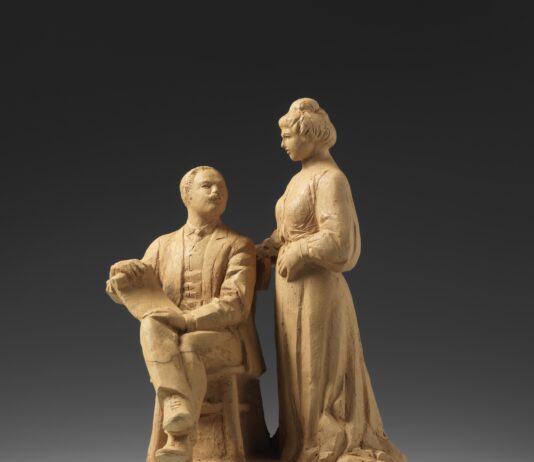 La scultura in terracotta di Zeqir Alizoti dedicata a Ugo Da Como e Maria Glisenti