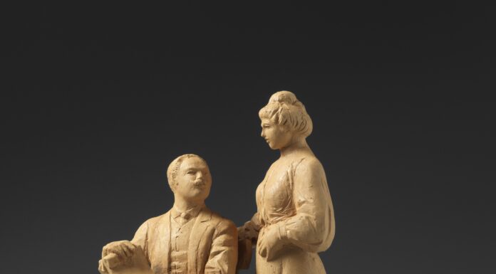 La scultura in terracotta di Zeqir Alizoti dedicata a Ugo Da Como e Maria Glisenti