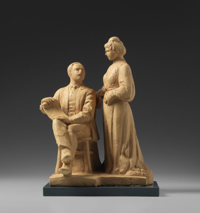 La scultura in terracotta di Zeqir Alizoti dedicata a Ugo Da Como e Maria Glisenti