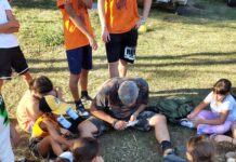Istruttore mostra tecniche di sopravvivenza ai bambini al camp estivo Rifugio Granata.