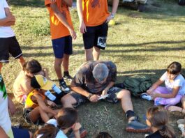 ASD Garda Karate Team al Rifugio Granata per il camp estivo Yuuki Wild Summer Istruttore mostra tecniche di sopravvivenza ai bambini al camp estivo Rifugio Granata.