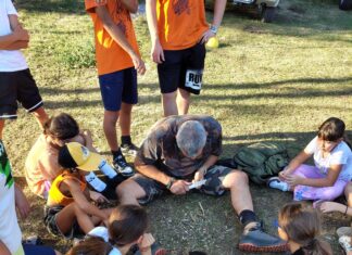 ASD Garda Karate Team al Rifugio Granata per il camp estivo Yuuki Wild Summer Istruttore mostra tecniche di sopravvivenza ai bambini al camp estivo Rifugio Granata.