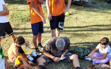 ASD Garda Karate Team al Rifugio Granata per il camp estivo Yuuki Wild Summer Istruttore mostra tecniche di sopravvivenza ai bambini al camp estivo Rifugio Granata.