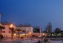Veduta serale del lungolago di Bardolino con il porto e il municipio.