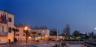 Veduta serale del lungolago di Bardolino con il porto e il municipio.