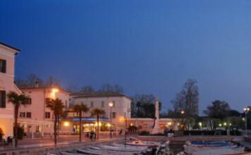 Bardolino presenta la candidatura del Garda a Capitale Italiana della Cultura 2029 Veduta serale del lungolago di Bardolino con il porto e il municipio.