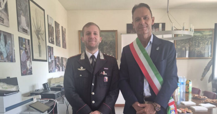 Il capitano Matteo Di Stefano con il sindaco di Bardolino Daniele Bertasi