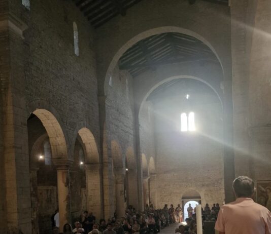 Equinozio d’autunno a Montichiari, il fenomeno luminoso torna in Pieve Immagine di Equinozio d'autunno a Montichiari, il fenomeno luminoso torna in Pieve