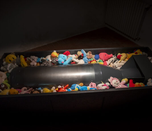 Immagine di Fuck War a San Felice del Benaco: grande partecipazione al vernissage, mostra aperta ogni weekend fino al 24 ottobre