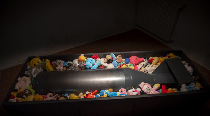 Immagine di Fuck War a San Felice del Benaco: grande partecipazione al vernissage, mostra aperta ogni weekend fino al 24 ottobre