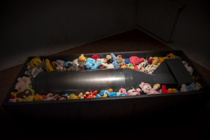 Immagine di Fuck War a San Felice del Benaco: grande partecipazione al vernissage, mostra aperta ogni weekend fino al 24 ottobre