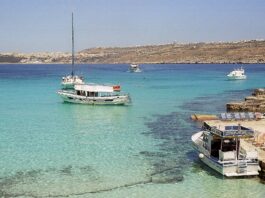 La Blue Lagoon di Comino, a Malta, con le acque turchesi tra le rocce calcaree