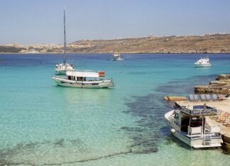 Gozo e Comino: itinerario nella natura selvaggia delle isole maltesi La Blue Lagoon di Comino, a Malta, con le acque turchesi tra le rocce calcaree